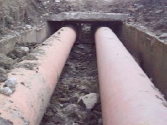 Prinşi în timp ce vroiau să fure conducte de apă